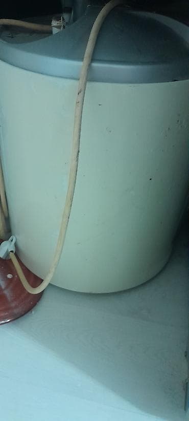 Elektrik su qızdırıcısı (boiler) - Silindrik gövdə, üst hissədə metal