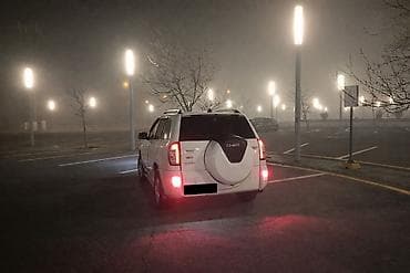 maşın satisi: Chery Tiggo (ağ rəng, SUV) Xüsusiyyətlər: - Kuzov: kompakt SUV, 5 — 6