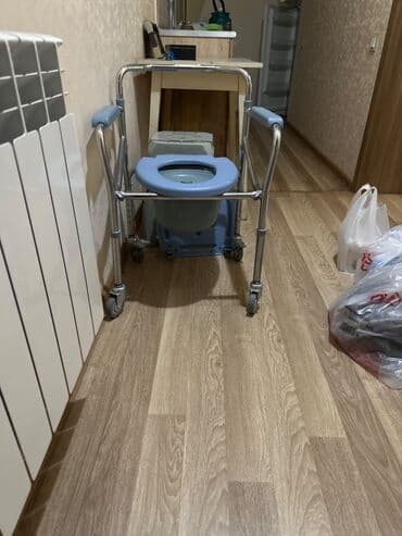 Другие медицинские товары: Əlil ucun kreslosu (komod kreslo) - Təkərlidir, 360° fırlanan ön — 2