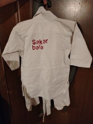 Uşaq üçün döyüş geyimi (gi) - Rəng: ağ - Üzərində qırmızı rənglə