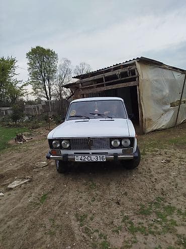 VAZ 2106, ağ rəng, sedan kuzov. Klassik xrom ön barmaqlıq və dördkünc