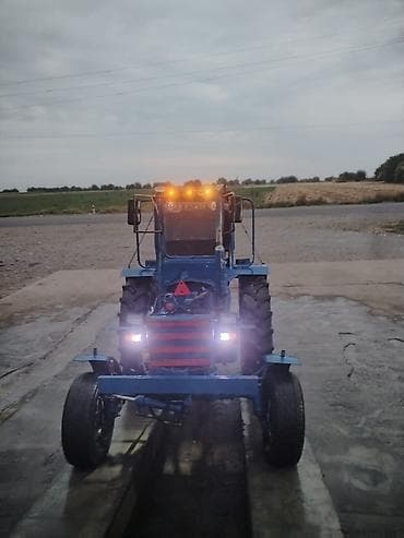 Traktor MTZ seriyası (mavi rəng) - Güclü dörd təkərli arxa ötürücü