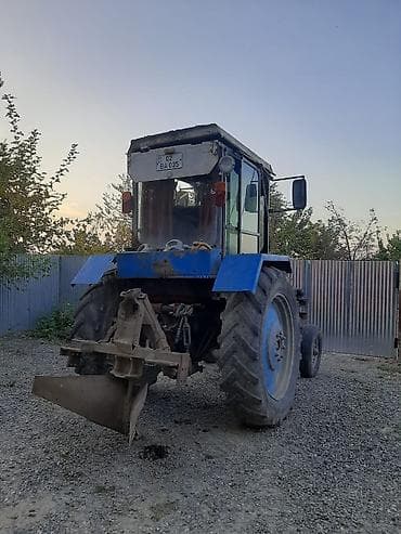 motorlu skuter: Kənd təsərrüfatı işləri üçün mavi rəngli tsəndləri əkərli traktor.3 - — 2