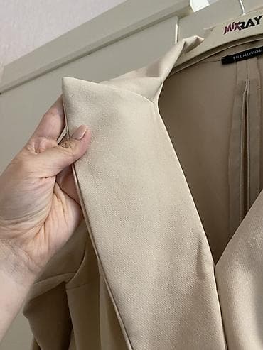 mini geyim: Trendyol qadın paltarı – bej rəngdə, blazer üslubunda mini model — 3