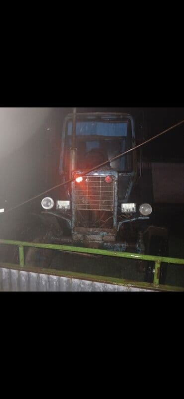 Yağlar və avtokimyəvi maddələr: Mavi rəngdə olan bu traktor kənd təsərrüfatı işləri üçün nəzərdə — 1