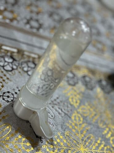 taxta qəfəs: Quşlar üçün nəzərdə tutulmuş qırmızı rəngli qəfəs. Qəfəsin içərisində — 7