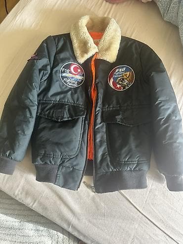 F-16 Fighting Falcon temalı pilot üslubunda kürklü yaxalıqla qış