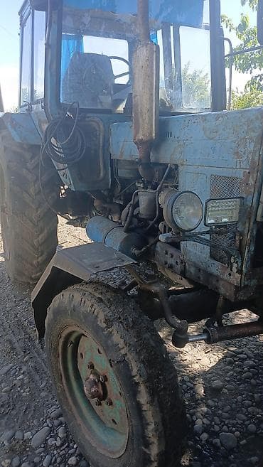 Mavi rəngdə olan bu traktor kənd təsərrüfatı işləri üçün nəzərdə