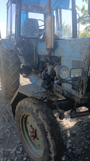Yağlar və avtokimyəvi maddələr: Mavi rəngdə olan bu traktor kənd təsərrüfatı işləri üçün nəzərdə — 2