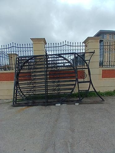 corni pol: Dəmir darvaza çərçivəsi və dekorativ barmaqlıq dəsti yeke maṣinda — 2