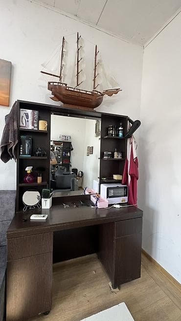 Razılaşma olacaq / bərbər salon üçün iş masası və güzgülü vitrin - lalafo.az -da Razılaşma olacaq / bərbər salon üçün iş masası və güzgülü vitrin -
