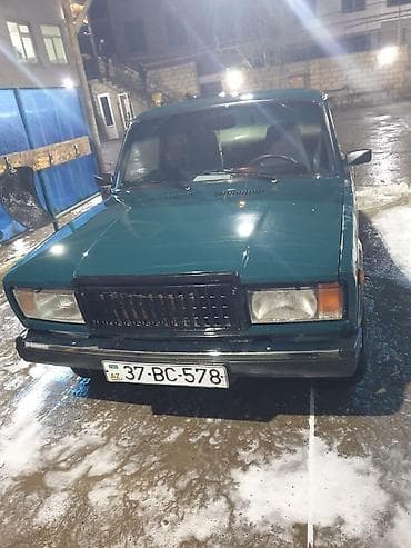 nolyedi maşın: VAZ 2107 sedan - Kuzov: 4 qapılı sedan, tünd yaşıl rəng - Mühərrik — 1