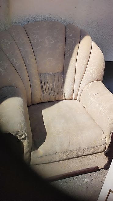 Klassik yumşaq mebel dəsti Tərkibi: - 1 ədəd geniş divan - 2 ədəd iri