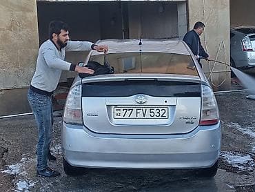 kredit avto aksesuar: Toyota Prius Hybrid – gümüşü rəng, 5 qapılı hetçbek. İqtisadi hibrid — 4