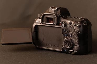 canon mark 2: Canon EOS 6D Mark II DSLR + Canon EF 50mm f/1.8 STM obyektiv Üzərində — 2