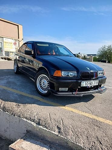 lada salon: BMW 3 Seriya E36 sedan, qara rəng. M-üslub bədən dəsti və ön splitter — 2
