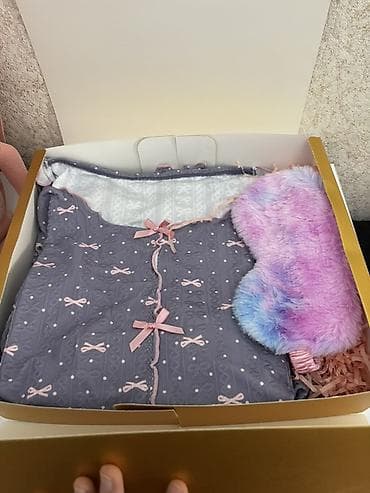 Qutu dəsti: qadın pijama və yuxu maskası - Dəst tərkibi: 1 ədəd — 1