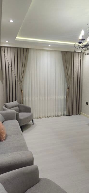 07 perde: Bej rəngli, sıx toxunmuş qalın pərdələr və ağ, tül pərdələr dəsti — 1