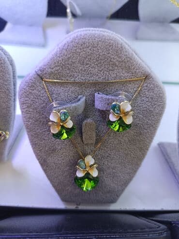 sebeke qizil sirqalar: Zərgərlik dəstləri – zövqlü aksesuar seçimi 1) Yaşıl daşlı çiçək — 1