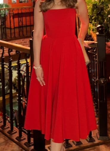 Bu don strapless dizaynı ilə fərqlənir, müasir və zərif görünüş təqdim