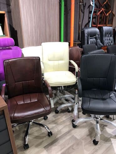 офисные кресла: Новый, С колесиками, Рукояти не регулируются, Кожа — 1