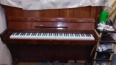 gitara akustik: Upright pianino – klassik ağ-qara klaviatura, parlaq taxta — 1