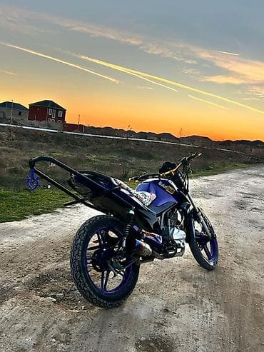 Stunt/şəhər üslubunda modifikasiya olunmuş motosiklet - Rəng: tünd