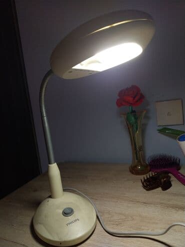 palas: Philips masaüstü işıq lampası. Üzerinde müeyyen derecede lekeler var — 1