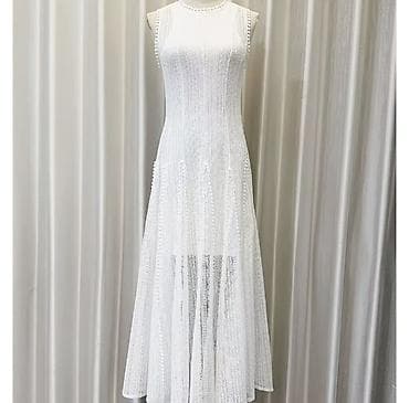 ağ don modelləri: Ağ rəngli zərif uzun paltar - Model: qol­suz, yuxarı hissəsi bədənə — 3