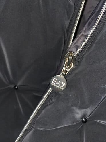 EA7 Emporio Armani qadın qara rəngli kurtka, m razmer. S geyinənlərə — 2