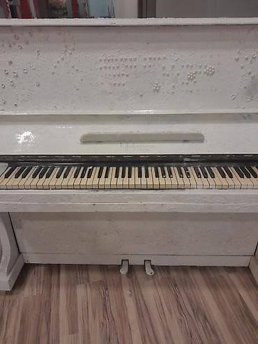 zoom pedal: Upright (şaquli) pianino – ağ rəngdə, dekorativ teksturalı ön panel və — 2
