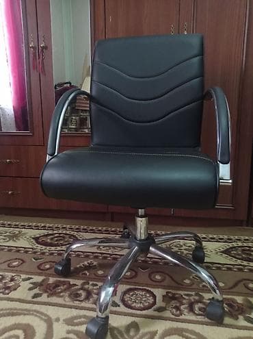 Ofis kreslosu . Telefona ehtiyacım var deyə satıram. İşlənməyib. Evdə — 1