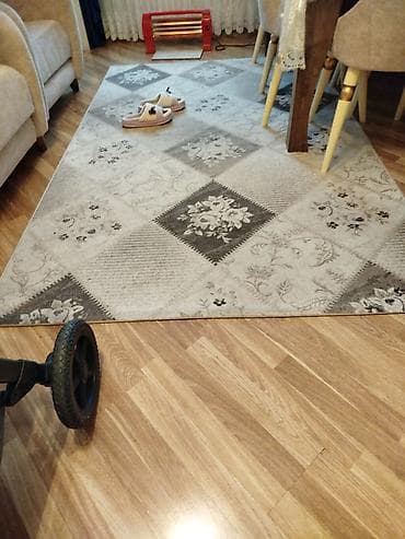 Xalça – boz və krem tonlarında, kvadrat panelli floral naxışlı dizayn