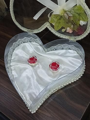 savis a e krem: Nişan və toy üzüyü üçün ürək formalı dekorativ qutu. İstifadə olunub — 2