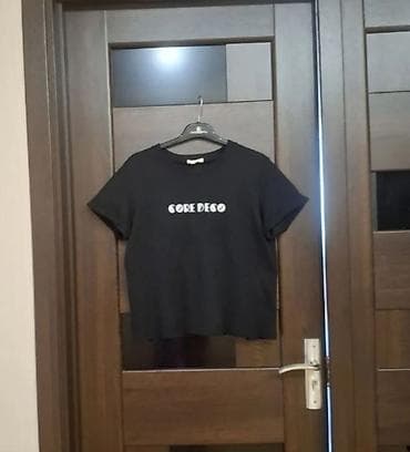 Qısaqollu qara T‑şort L razmerdi. 40- 42 razmer - Ön - Ön hissədə ağ