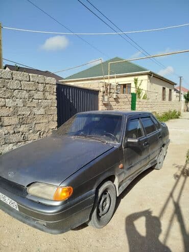 lada qapi: Tünd boz rəngli sedan tipli avtomobil. Arxa tərəfində spoyler — 5