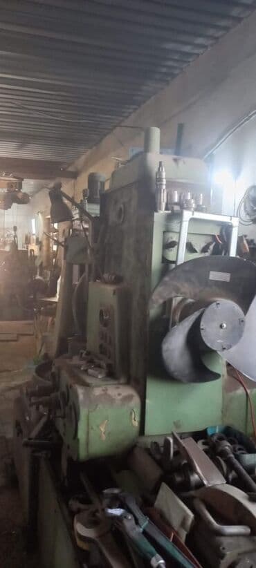 frez netmak: Avadanlıq: Dişli kəsən vernikəl (dişli çarx istehsalı üçün sürüşdürmə — 2