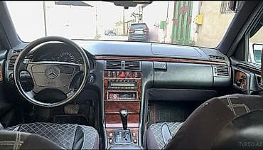 Mercedes-Benz E 320: 3.2 l | 1996 il Sedan — 5