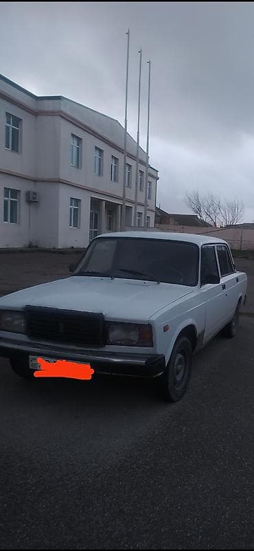 VAZ 2107 sedan - Kuzov: 4 qapılı sedan, rəng – ağ - Mühərrik: benzin