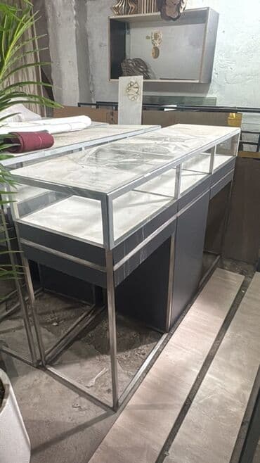 вешалки для магазина: Bu şüşəli vitrin mağazalar, sərgilər və ya kolleksiyaların nümayişi — 3