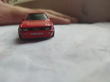 Qırmızı rəngli miniatura avtomobil modeli – Audi Quattro - Miqyas