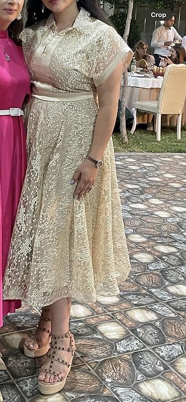 toy dekoru: 42-44 olcuye gedir Yaxalıq hissəsi və beli kəmərli, qısa qollu qadın — 3