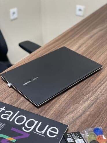 Masaüstü kompüterlər və iş stansiyaları: ASUS VivoBook noutbuku - İncə və yüngül metalik qara korpus — 5