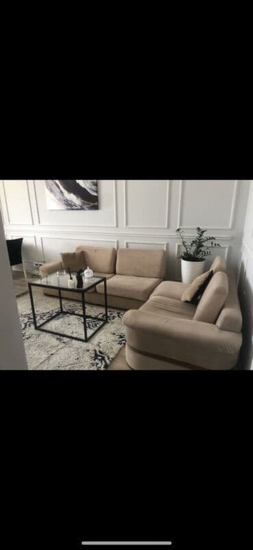 Açıq bej rəngli divan.həm künc həm düz istifadə etmək mümkündür.Düz