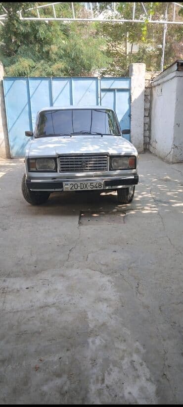 ваза напольная стеклянная высокая без узора: VAZ 2107, ağ rəng, sedan kuzov. Klassik dizaynlı arxaötürməli model — 7