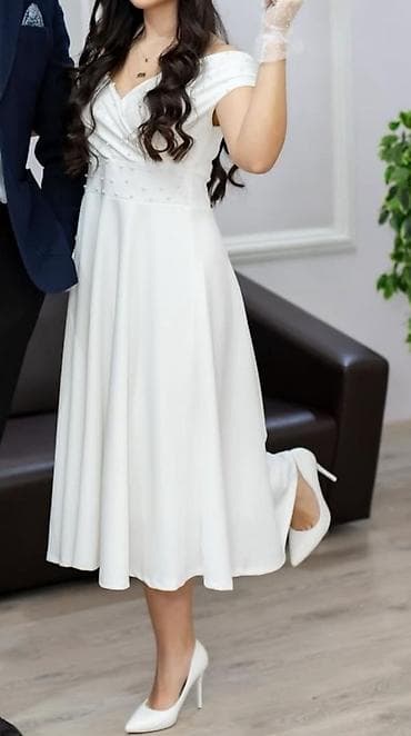 1 dəfə geyinilib.50Azn alinib,10Azn satılır. Ağ rəngli zərif midi