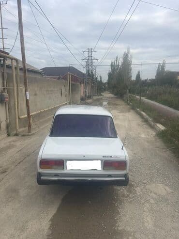 lider disk 07: LADA 2107, ağ rəng. Klassik kuzov, arxa ötürücülü sedan. Avtomobilin — 2