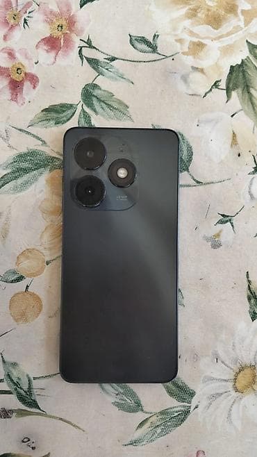 honor ucuz telefon: Smartfon – arxa tərəfdə üçlü kamera modulu, üst hissədə flaş və “13 MP — 1