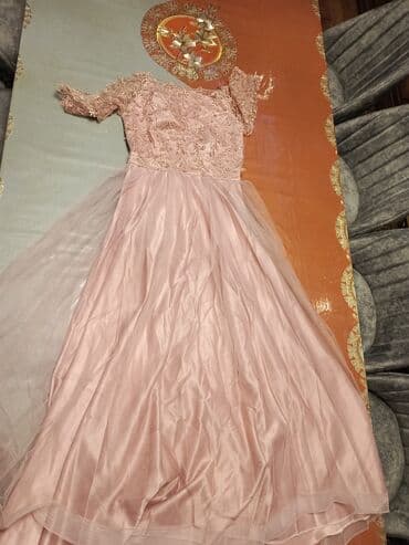 Zərif ziyafət/gecə geyimi – pudra/çəhrayı rəngdə - Üst hissə: incə