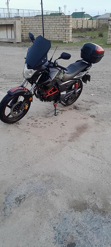 Sport-tur tipli şəhər motosikleti - Agressiv dizaynlı naked kuzov, ön — 2